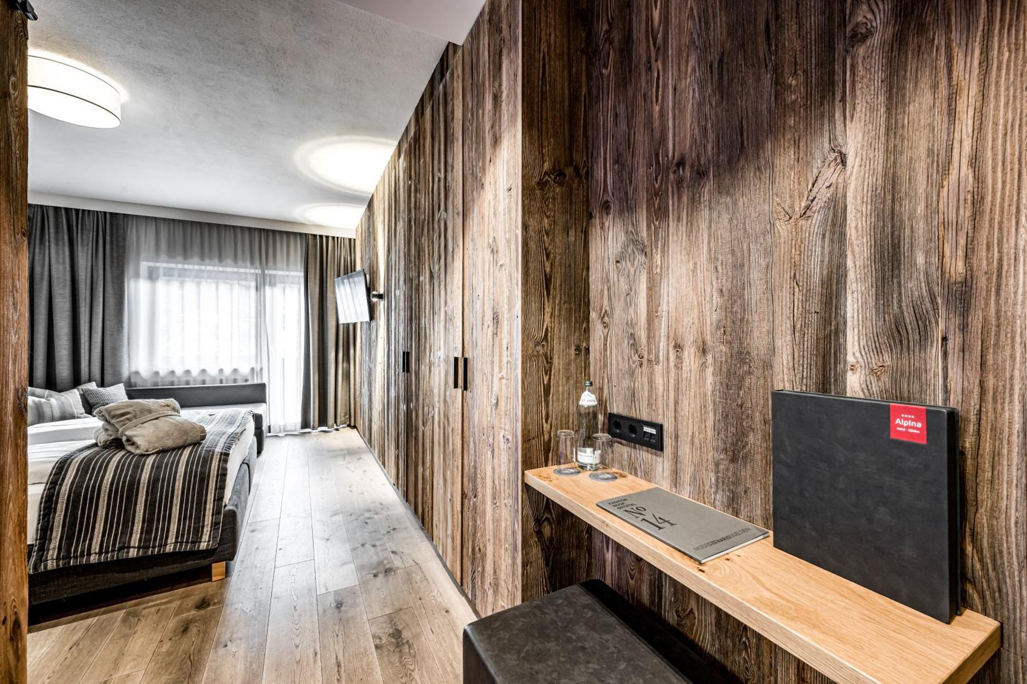 Deluxe Double Room Shower